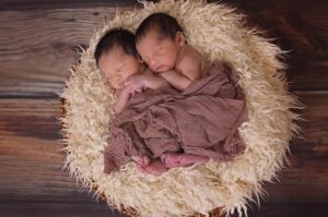twins-cuddling