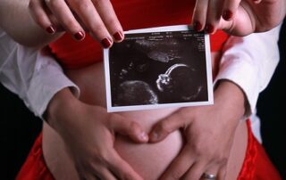 pregnant-couple-ultrasound